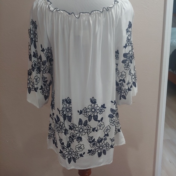 Floral Embroidered Cultural Top - Picture 2 of 3